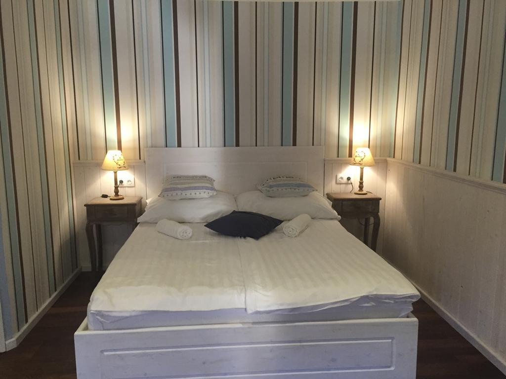 Guest House Romantika Panzio غيولا المظهر الخارجي الصورة