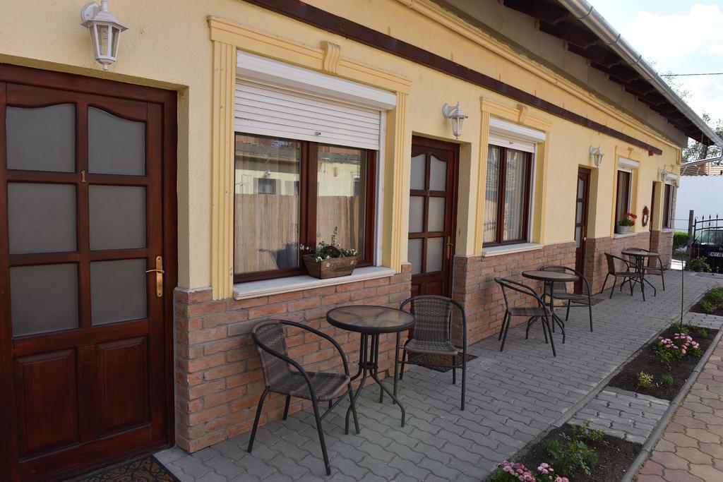 Guest House Romantika Panzio غيولا المظهر الخارجي الصورة