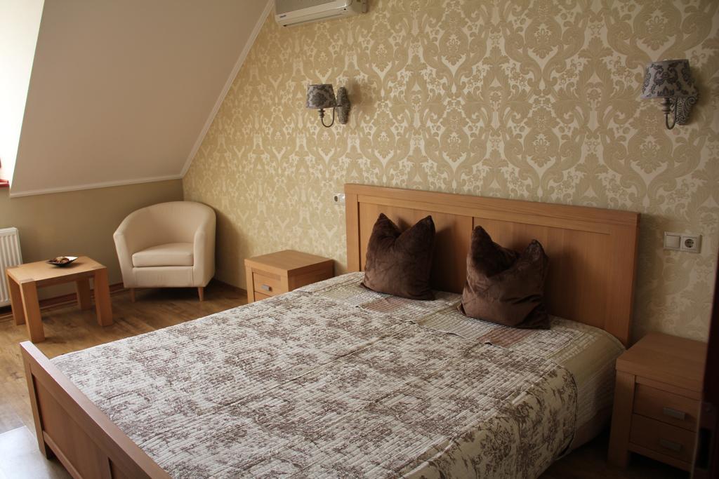 Guest House Romantika Panzio غيولا الغرفة الصورة