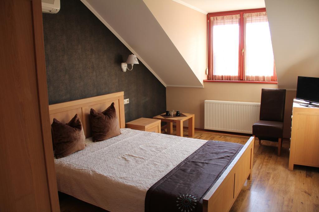 Guest House Romantika Panzio غيولا المظهر الخارجي الصورة