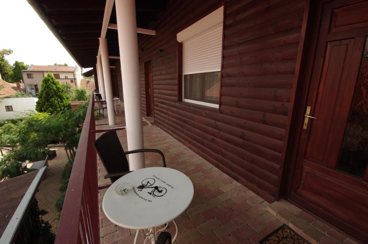 Guest House Romantika Panzio غيولا المظهر الخارجي الصورة